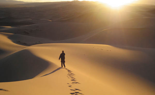 figure-walking-in-the-desert